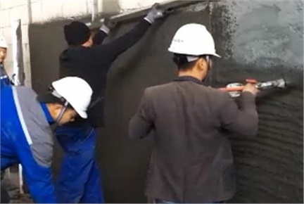 6人組機(jī)械化抹灰（自動(dòng)輸送、自動(dòng)攪拌和噴涂、刮平及收面）