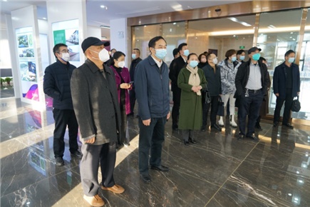 12月14日，張家界市政協(xié)黨組書(shū)記、主席歐陽(yáng)斌一行來(lái)到張家界高新區(qū)萬(wàn)眾實(shí)業(yè)集團(tuán)有限公司，宣講黨的二十大精神
