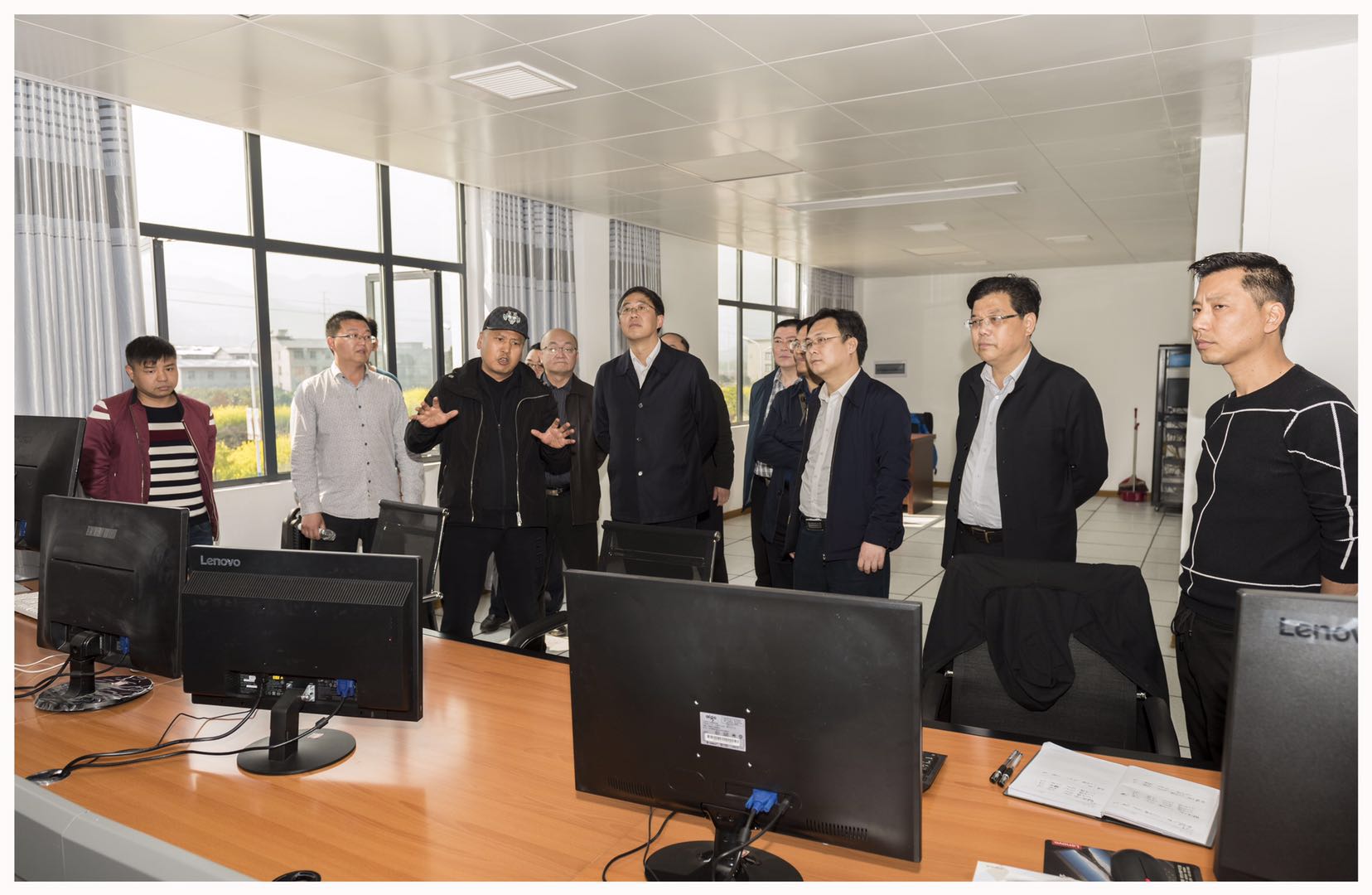 張家界市委、常委常務(wù)副市長(zhǎng)羅智斌一行來(lái)我公司調(diào)研指導(dǎo)工作